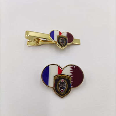 কেনা Custom Tournament Security Force Badge Premium Heart-Shaped Dual Flag Enamel Pin And Tie Clip Set অনলাইনে উৎপাদন