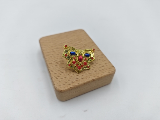 কেনা Stylish and Durable Lapel Pin with Brilliant Golden Butterfly and Eye-Catching Gemstone অনলাইনে উৎপাদন